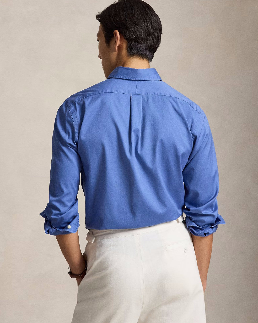 Ralph Lauren blauw hemd met rood borstlogo, gedragen achteraanzicht