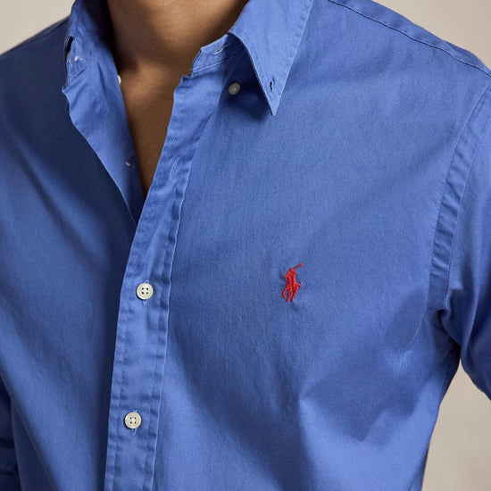 Ralph Lauren blauw hemd met rood borstlogo, gedragen detail vooraanzicht
