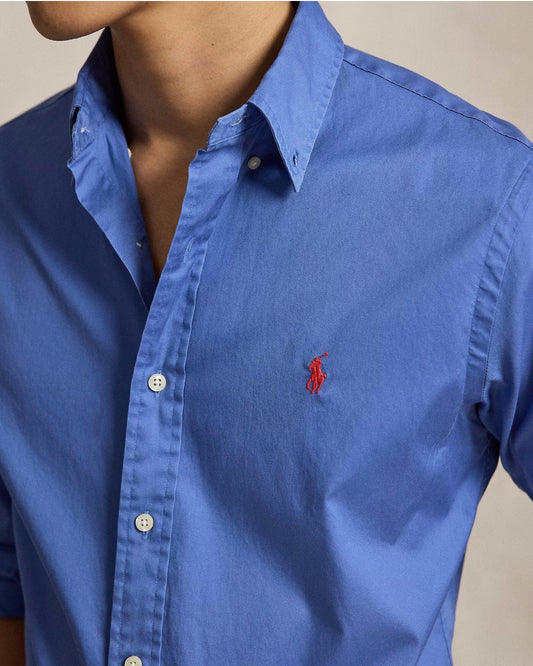 Ralph Lauren blauw hemd met rood borstlogo, gedragen detail vooraanzicht