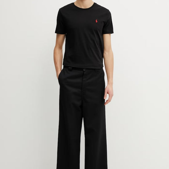 Ralph Lauren zwart T-shirt met ronde hals en rood borstlogo, gedragen volledig vooraanzicht