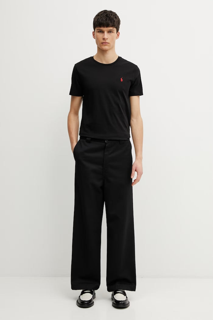 Ralph Lauren zwart T-shirt met ronde hals en rood borstlogo, gedragen volledig vooraanzicht