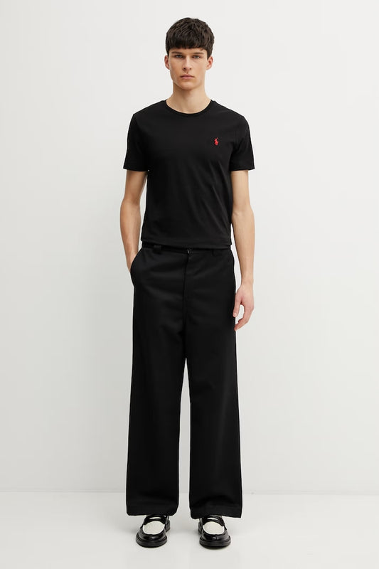 Ralph Lauren zwart T-shirt met ronde hals en rood borstlogo, gedragen volledig vooraanzicht