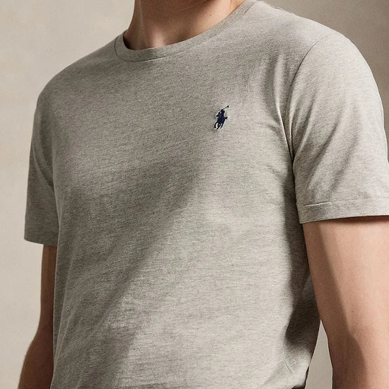 Ralph Lauren grijs gemêleerd T-shirt met ronde hals en navy borstlogo, gedragen detail vooraanzicht