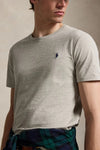 Ralph Lauren grijs gemêleerd T-shirt met ronde hals en navy borstlogo, gedragen detail vooraanzicht