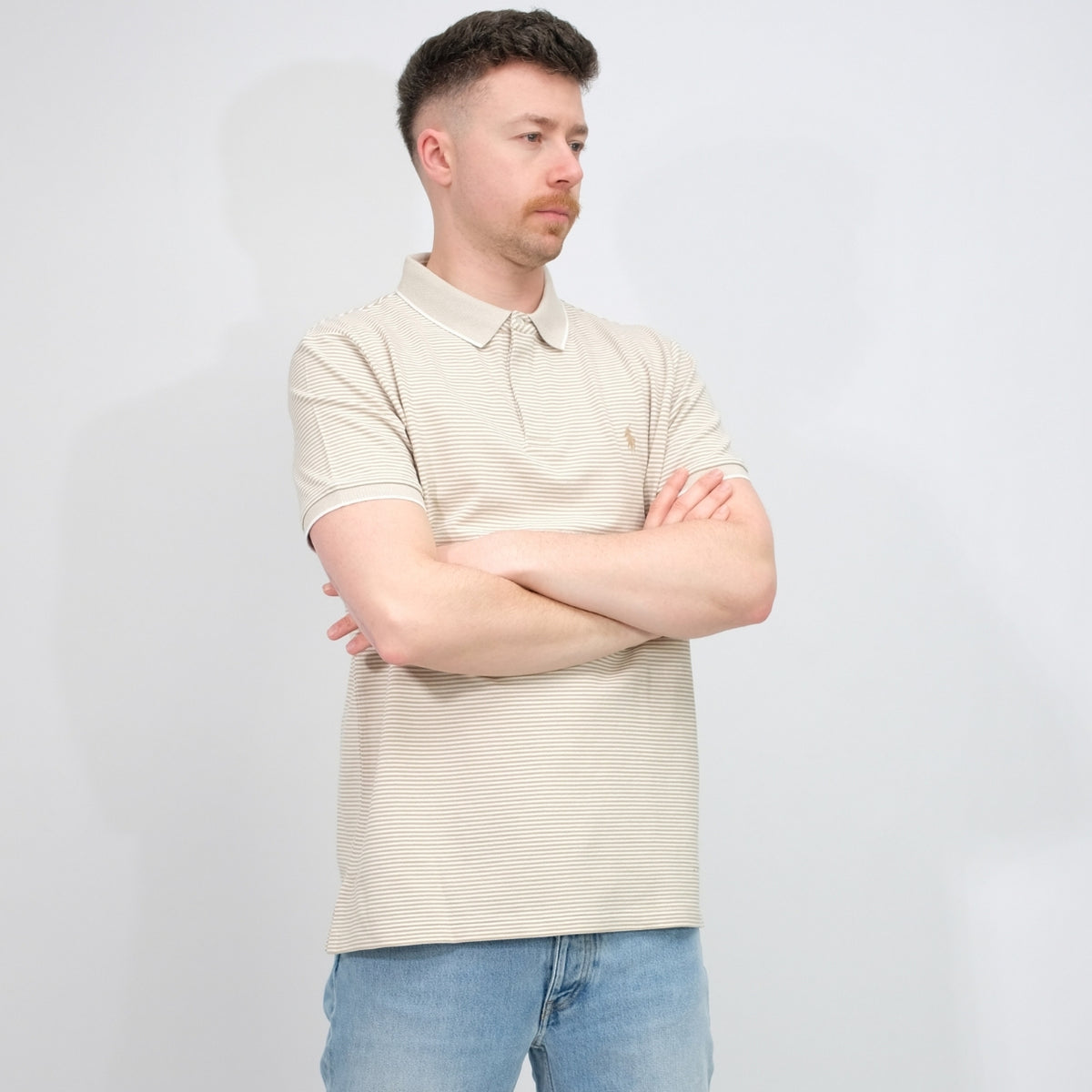 Ralph Lauren Custom Slim Fit mesh polo in khaki-wit, gedragen driekwart-vooraanzicht