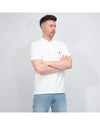 Ralph Lauren witte polo met donker borstlogo, gedragen driekwart vooraanzicht