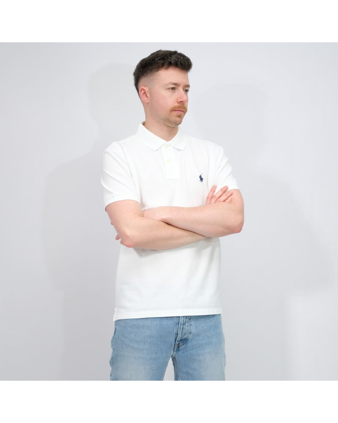 Ralph Lauren witte polo met donker borstlogo, gedragen driekwart vooraanzicht