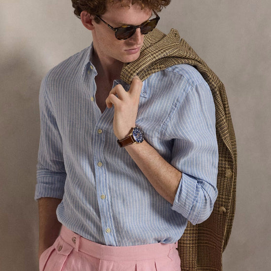Ralph Lauren lichtblauw-wit gestreept hemd, gedragen vooraanzicht met jasje over schouder