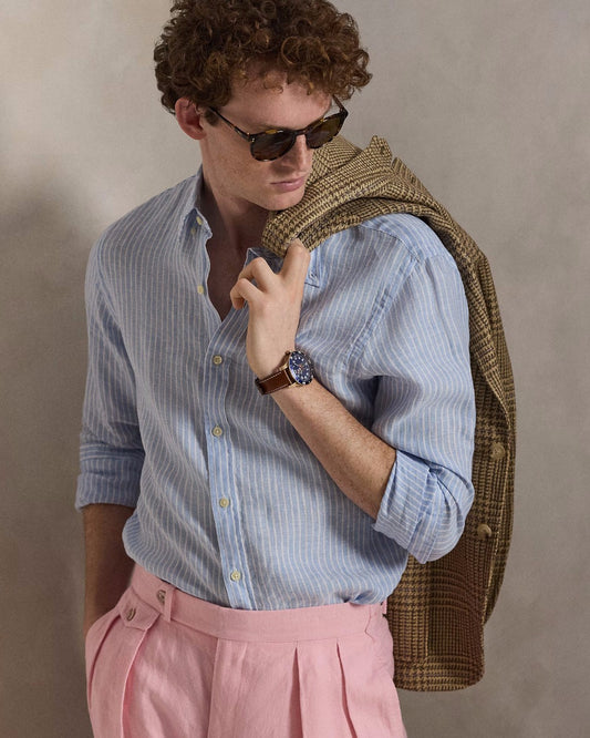 Ralph Lauren lichtblauw-wit gestreept hemd, gedragen vooraanzicht met jasje over schouder