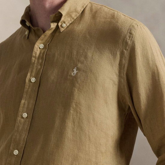 Ralph Lauren beigebruin hemd met licht borstlogo, gedragen detail vooraanzicht