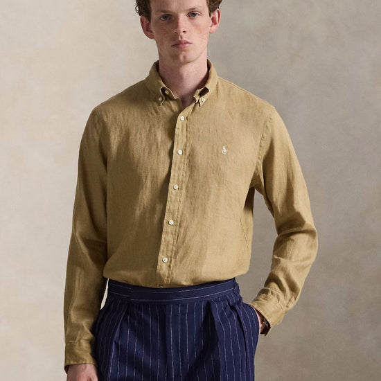 Ralph Lauren beigebruin hemd met licht borstlogo, gedragen vooraanzicht