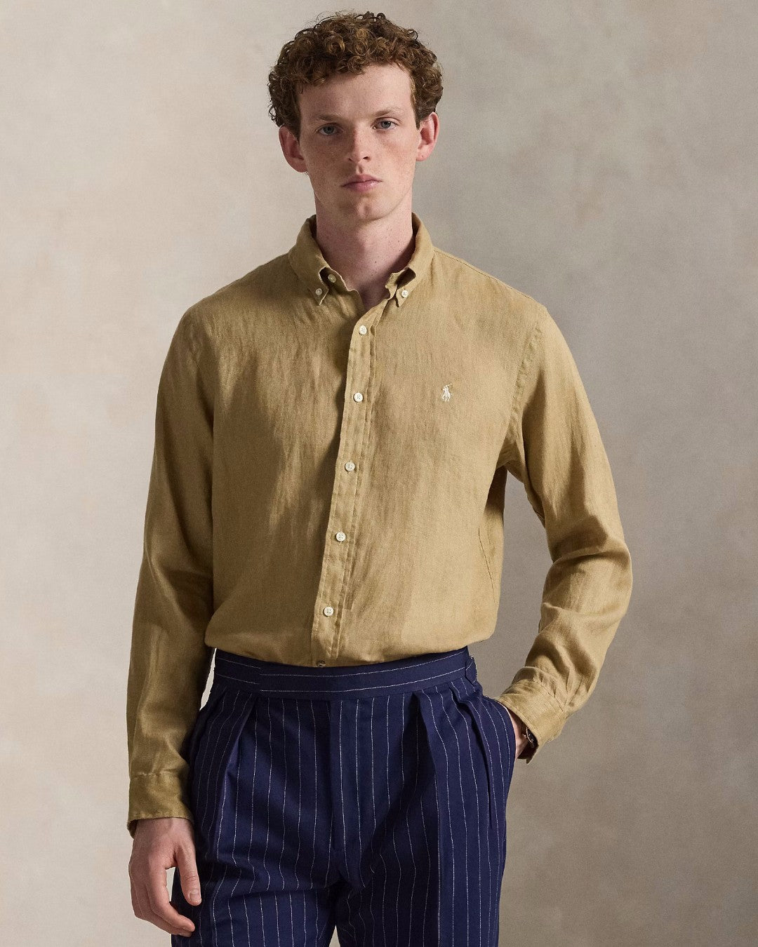 Ralph Lauren beigebruin hemd met licht borstlogo, gedragen vooraanzicht