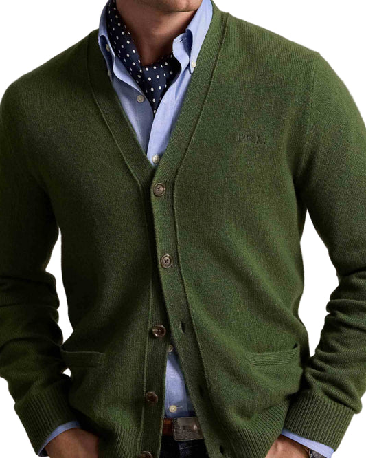 Ralph Lauren olijfgroen vest met V-hals en knopen, gedragen detail vooraanzicht