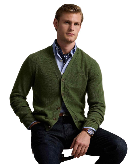 Ralph Lauren olijfgroen vest met V-hals en knopen, gedragen zittend vooraanzicht uitsnede