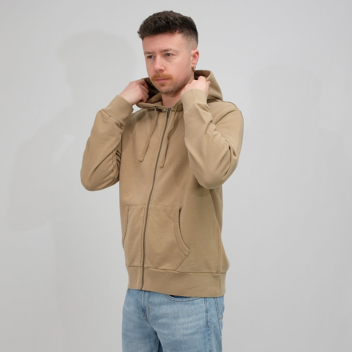 Ralph Lauren khaki hoodie met volledige rits, gedragen capuchondetail