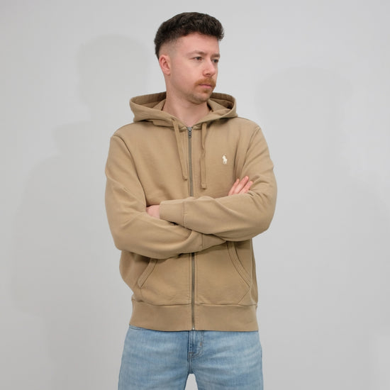 Ralph Lauren khaki hoodie met volledige rits, gedragen driekwart vooraanzicht