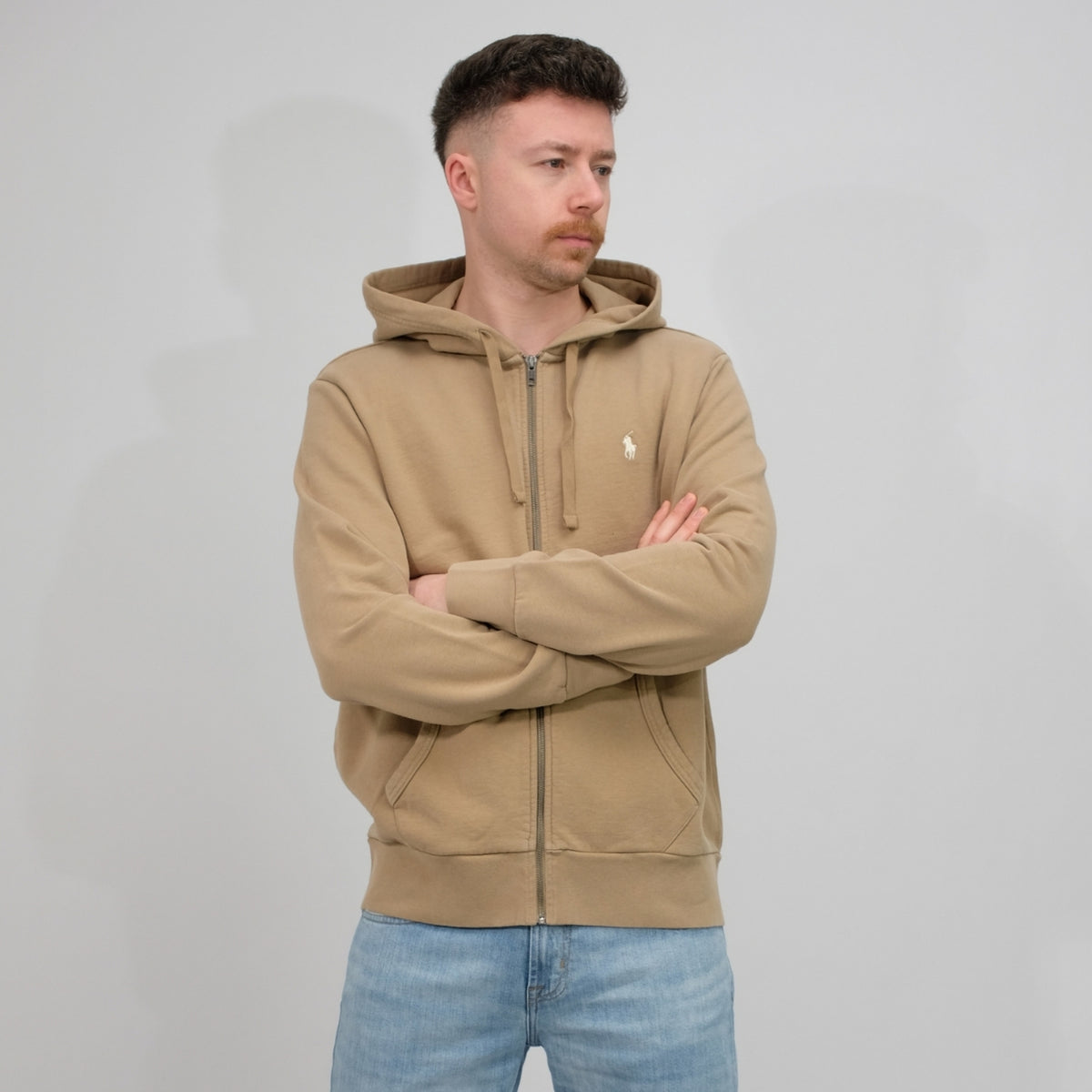 Ralph Lauren khaki hoodie met volledige rits, gedragen driekwart vooraanzicht