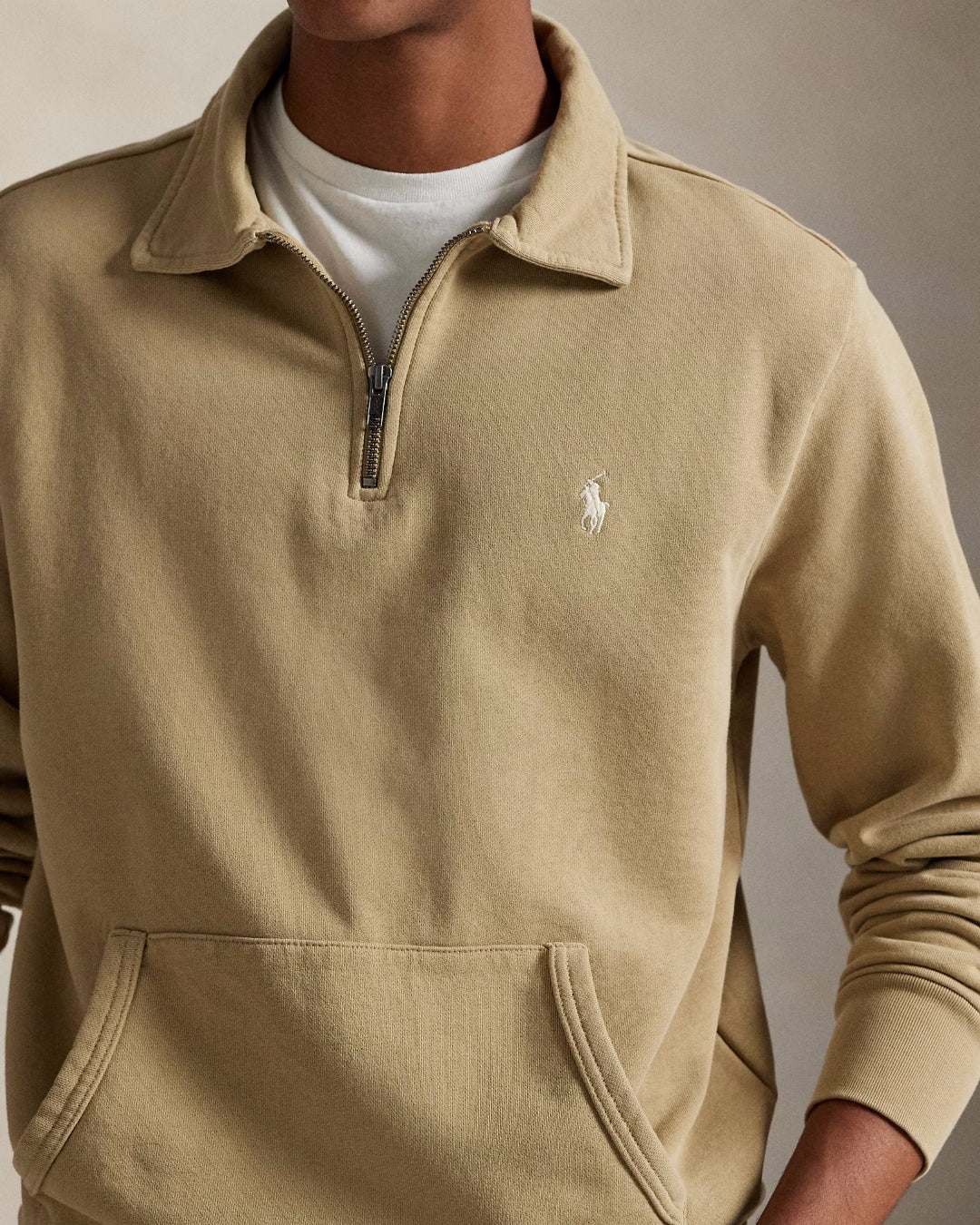 Ralph Lauren khaki sweater met korte rits, gedragen detail rits en logo