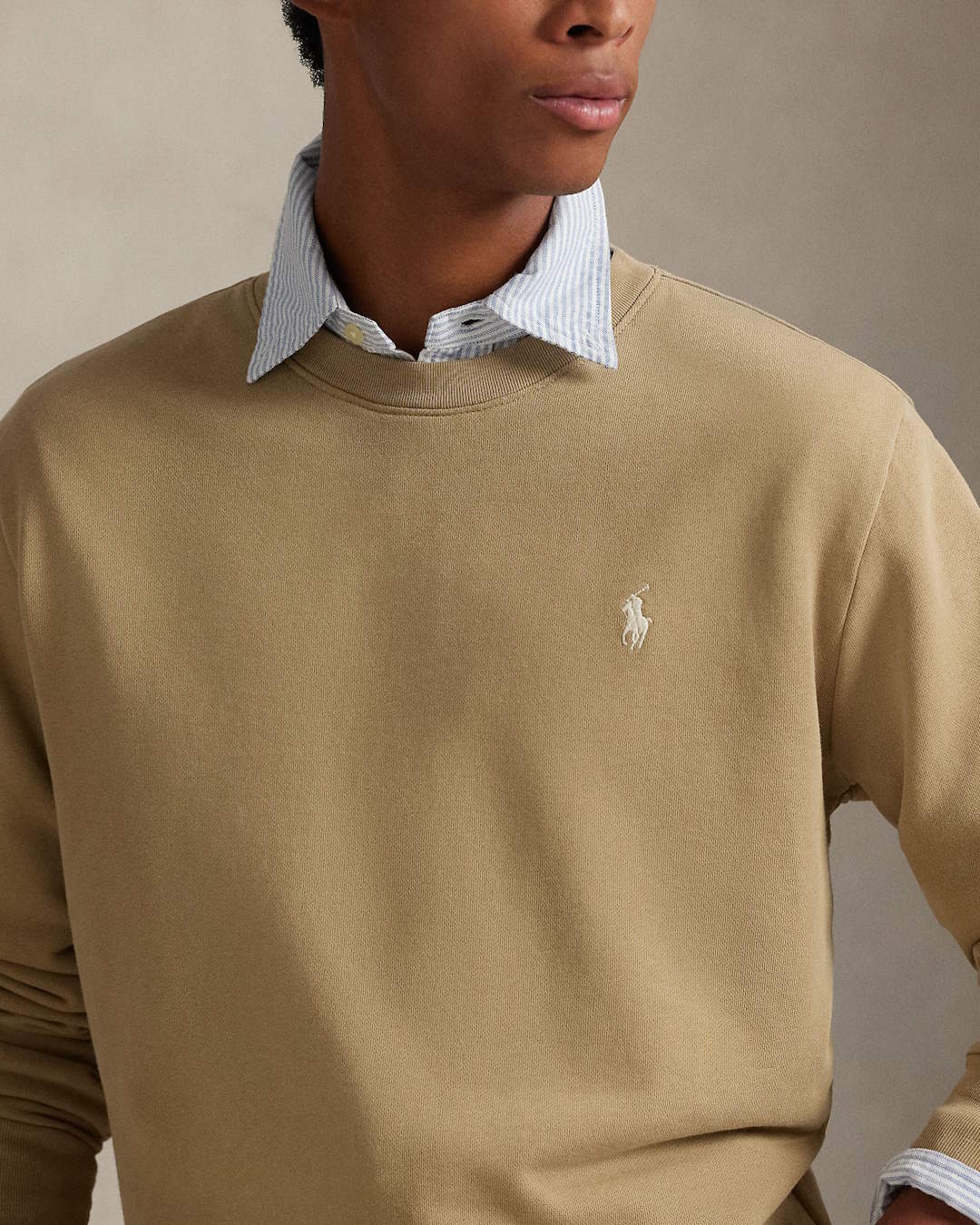 Ralph Lauren khaki rondehalssweater, gedragen detail vooraanzicht