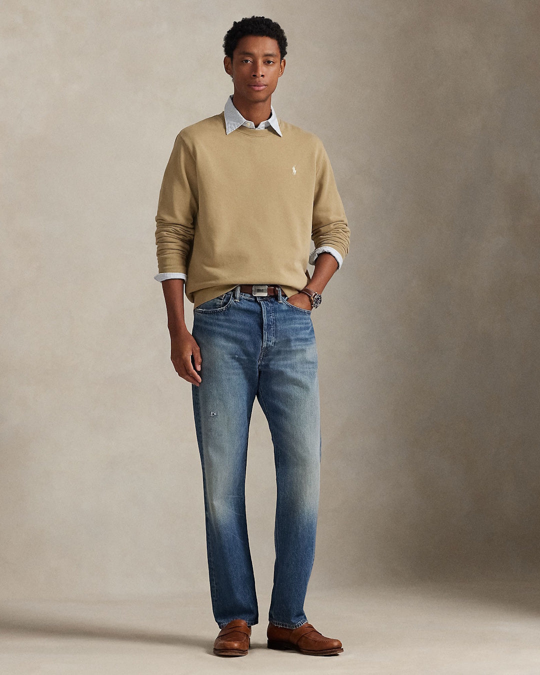 Ralph Lauren khaki rondehalssweater, gedragen volledig vooraanzicht