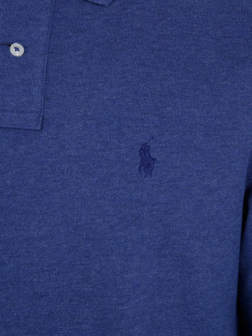Ralph Lauren blauw gemêleerde polo, detail van korte knoopsluiting en geborduurd logo