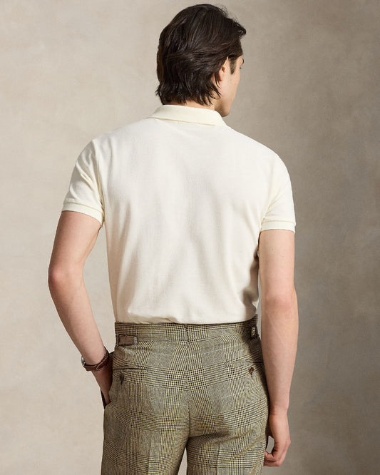 Ralph Lauren crèmekleurige polo met donker borstlogo, gedragen achteraanzicht
