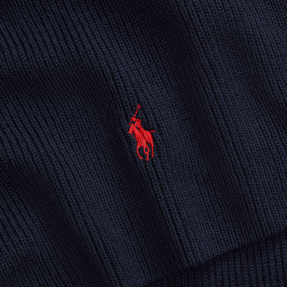 Ralph Lauren navy sjaal en muts met rood logo, detail logo en breisel