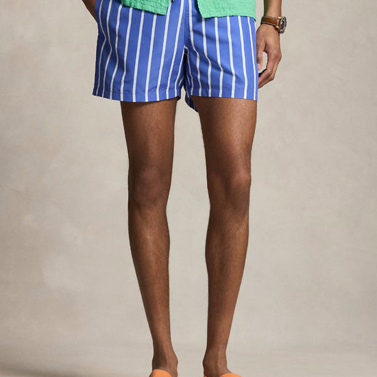 Ralph Lauren blauw-wit gestreepte zwemshort, gedragen vooraanzicht
