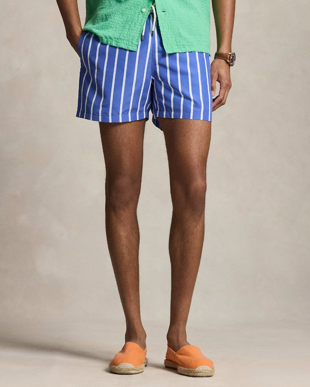 Ralph Lauren blauw-wit gestreepte zwemshort, gedragen vooraanzicht