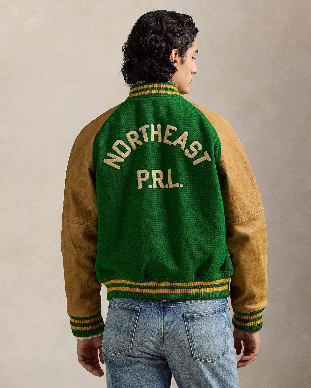 Ralph Lauren groene lettermanjas met contrasterende mouwen, gedragen achteraanzicht