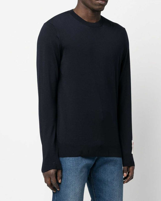 Detail van Golden Goose navy wollen trui met subtiele logo patch bij de hals – Checkpoint Mol