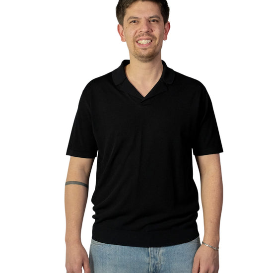 Roberto Collina Skipper Polo Black — polo gedragen met jeans