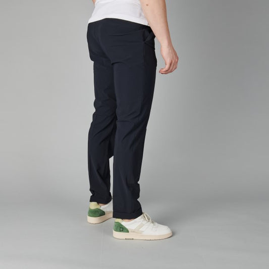 RRD Revo Stretch donkerblauwe broek, gedragen, schuin van achteren