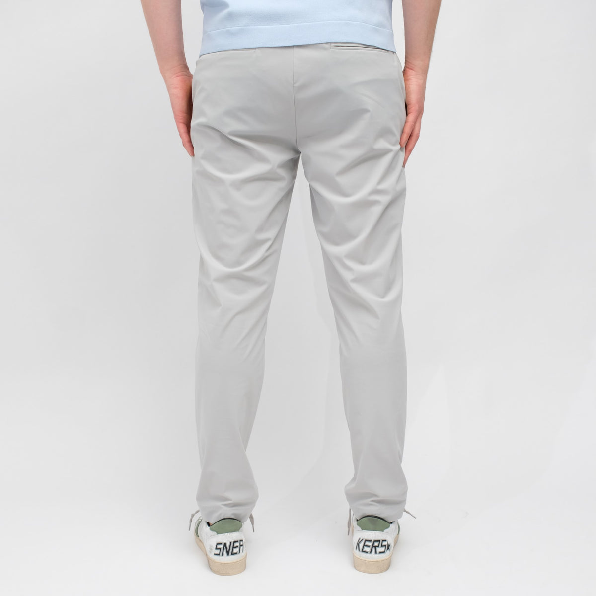 RRD Surflex Chino Jo lichtgrijze broek, gedragen, van achteren