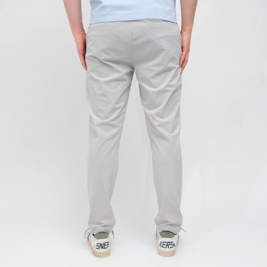 RRD Surflex Chino Jo lichtgrijze broek, gedragen, van achteren
