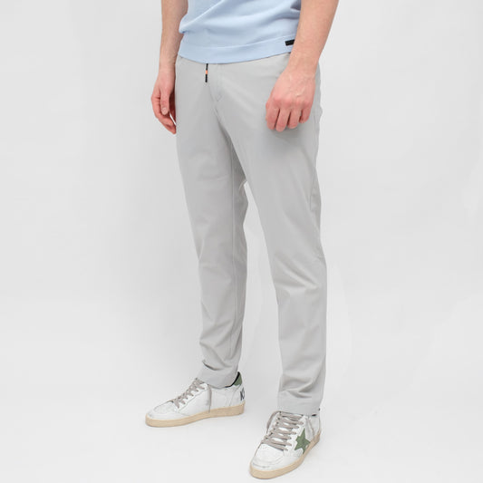 RRD Surflex Chino Jo lichtgrijze broek, gedragen, schuin van voren