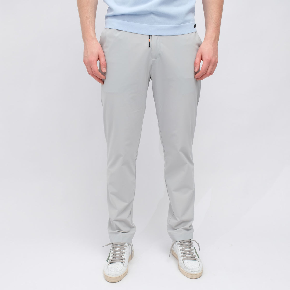 RRD Surflex Chino Jo lichtgrijze broek, gedragen, van voren
