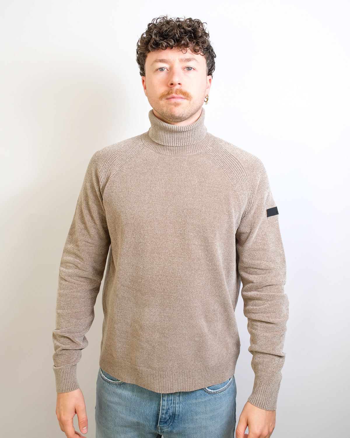 RRD Velvet Roll Neck beige coltrui, gedragen, van voren