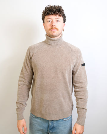 RRD Velvet Roll Neck beige coltrui, gedragen, van voren