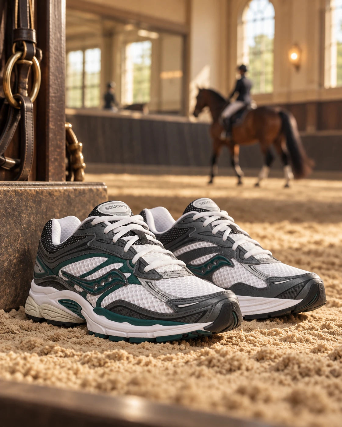 Saucony ProGrid Omni 9 sneakers in donkergroen en wit in de zadelkamer van Begijnhoeve.