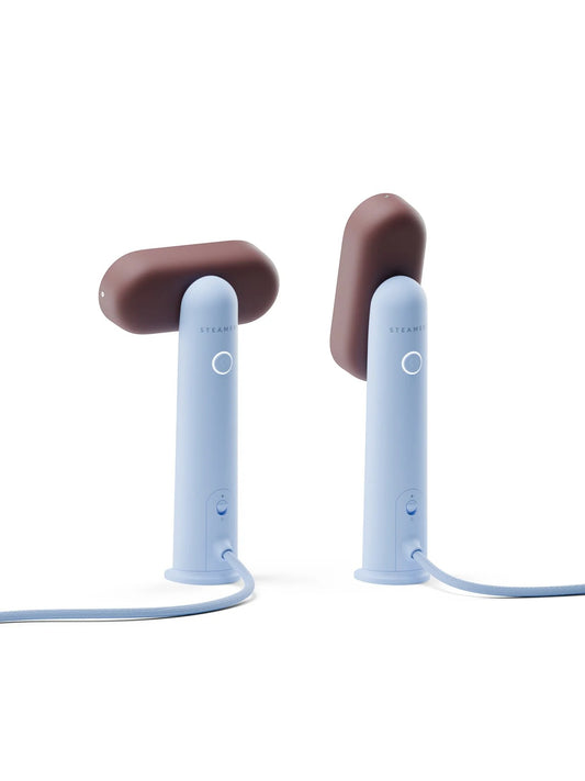 Steamery Cirrus Lite Travel Steamer blauwe reisstomer met roodbruine kop in twee standen