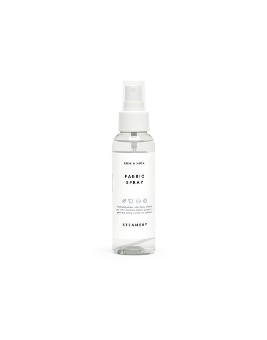 Steamery Fabric Spray Rose & Musk textielspray in een transparante fles, vooraanzicht van het etiket