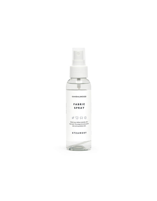 Steamery Fabric Spray Sandalwood textielspray in een transparante fles, vooraanzicht van het etiket