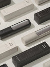 Steamery Lint Brush donkergrijze en beige kledingborstels met verpakkingen