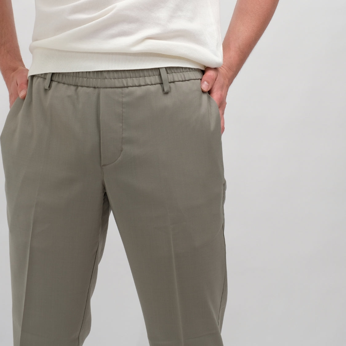 The GoodPeople Bien Wool Blend Straight Fit Trousers Faded Green – productbeeld 2