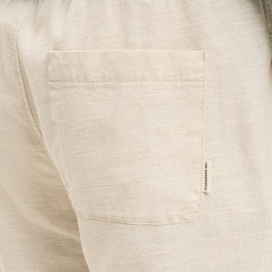 The GoodPeople Bob licht zandkleurige broek met trekkoord, detail van de achterzak