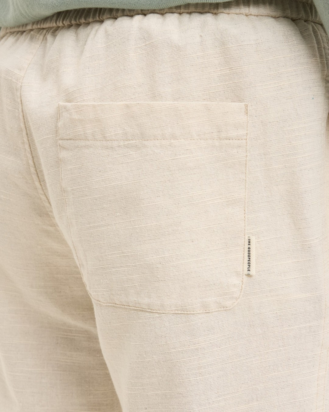 The GoodPeople Bob licht zandkleurige broek met trekkoord, detail van de achterzak
