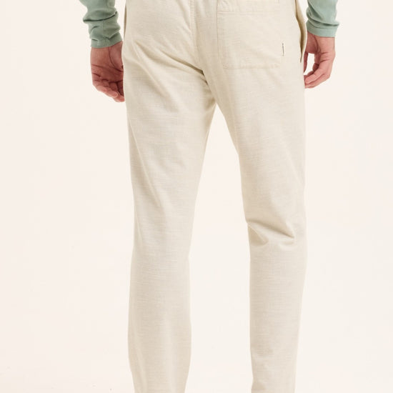 The GoodPeople Bob licht zandkleurige broek met trekkoord, gedragen, van achteren