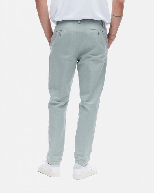 The GoodPeople Brook Linen Cotton Broek Light Green — achteraanzicht op model