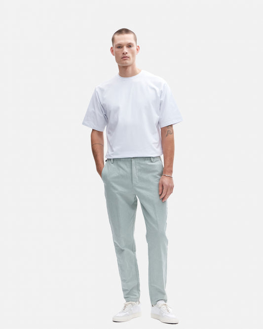 The GoodPeople Brook Linen Cotton Broek Light Green — volledige combinatie op model